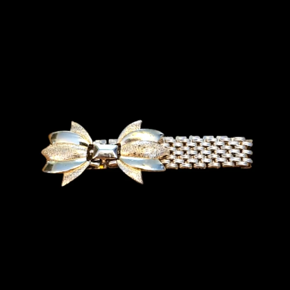Rare Find,1960,Vintage & Charming Gold Tone Bracelet Basket Wave